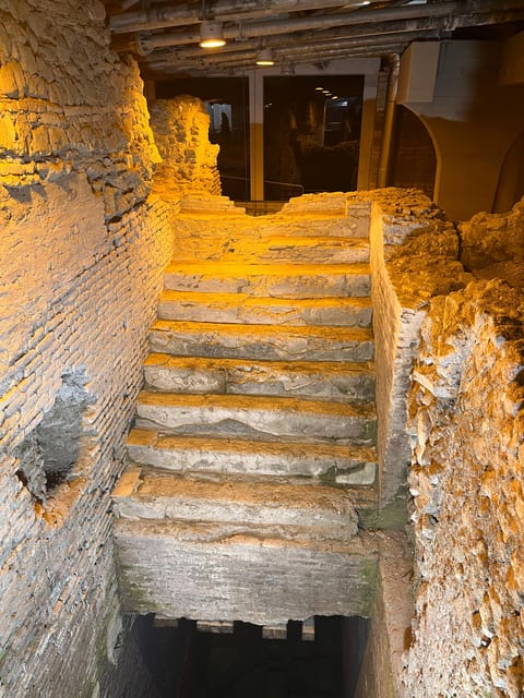 Rome: Trevi Fountain District Underground Tour and Ice Cream - The Domus residence and Roman water engineering