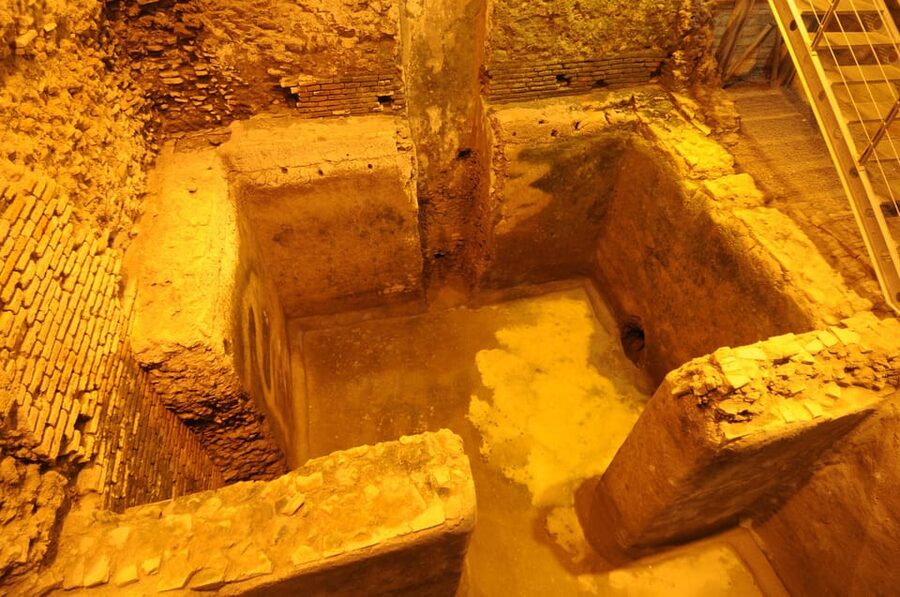 Rome: Trevi Fountain District Underground Tour and Ice Cream - Why the guide matters in such a small space
