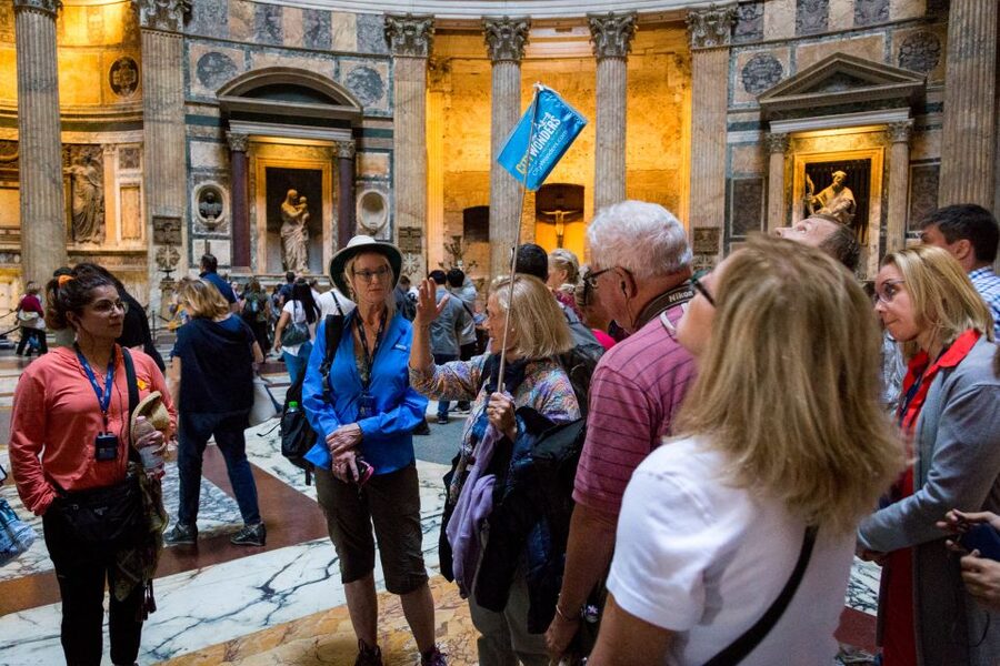 Rome: Trevi Fountain, Spanish Steps & Pantheon Walking Tour - Piazza Colonna and the city between monuments