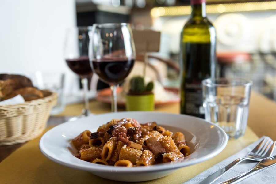 Rome: Twilight Trastevere Food Tour with Wine Tasting - Walking through Trastevere one bite at a time