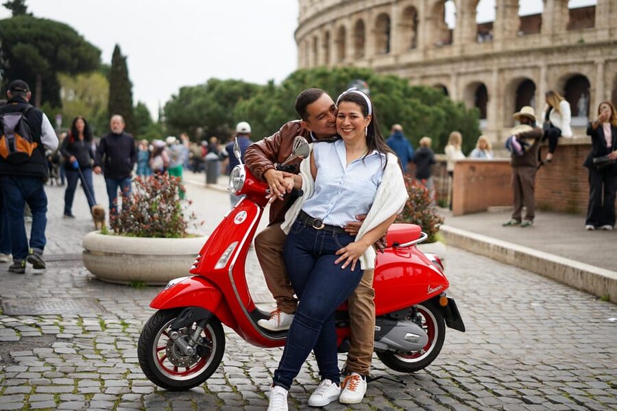 Rome Vespa Tour with Professional Photoshoot - Circus Maximus from the road