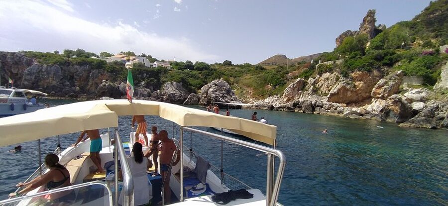 San Vito Lo Capo: Boat Trip with 3 Swimming Stops and Snacks - The language question: Italian first, English when possible