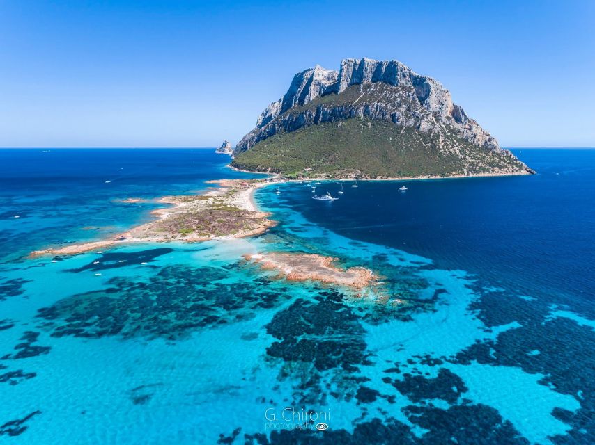 Sardegna: Tavolara Boat Tour with Snorkeling - The boat, the guides, and the pace