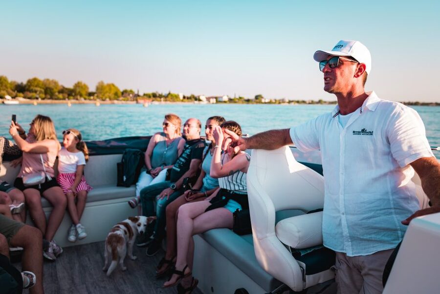 Sirmione: 25 Minute Boat Cruise around the Peninsula - Finding the blue umbrella at Piazzale Porto