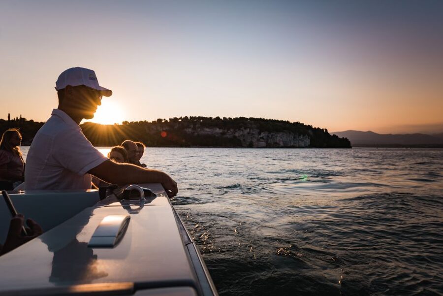 Sirmione: Sunset Boat Cruise with Local Wine - Sunset, music, and the faster final run