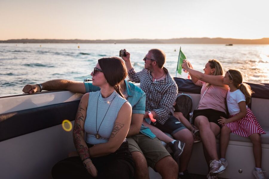 Sirmione: Sunset Boat Cruise with Local Wine - Practical details that can save your evening