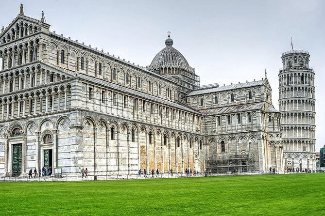 Skip-the-Line Guided Tour of Michelangelo’s David in Florence - Mario Gesu’s guiding style