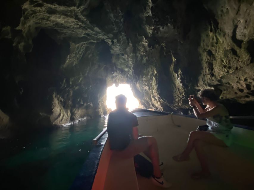 Syracuse: Boat Trip of Ortigia Island and Sea Caves - Leaving under the Umberto I Bridge