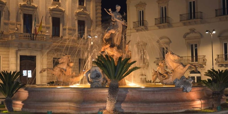 Syracuse: Ortigia and Neapolis Guided Walking Tour - A private group for families and curious adults