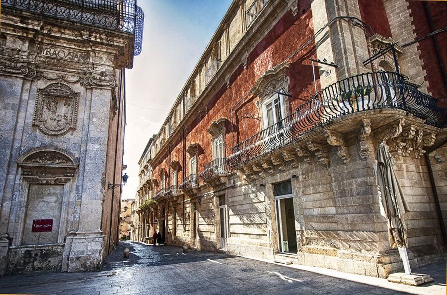 Syracuse: Ortigia Private Walking Tour - Piazza Archimede and the Fountain of Diana