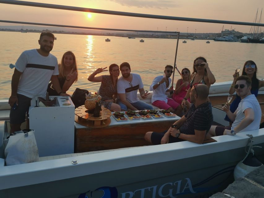 Syracuse: Ortigia Sunset Cruise with Aperitif - Arethusa Spring and the return beneath Umbertino Bridge