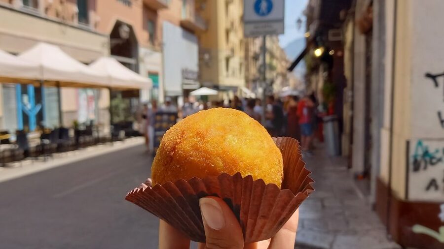 Syracuse: Street Food Walking Tour in Ortigia with Tastings - Summer seafood in a fried paper cone