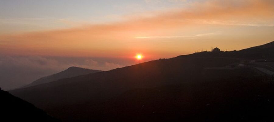 Taormina: Mount Etna Sunset Tour with Cave Visit and Tasting - The local tasting stop and Sicilian produce