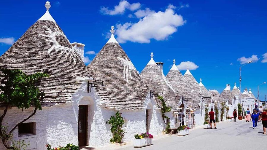 Tour di Alberobello e Matera in bus privato da Bari - Alberobello’s trulli in three hours