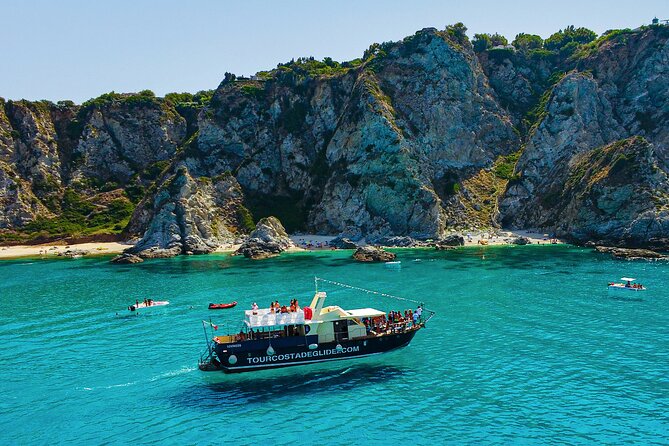 Tour of the Costa degli Dei by boat, 3 hours with aperitif included - What the boat atmosphere is like