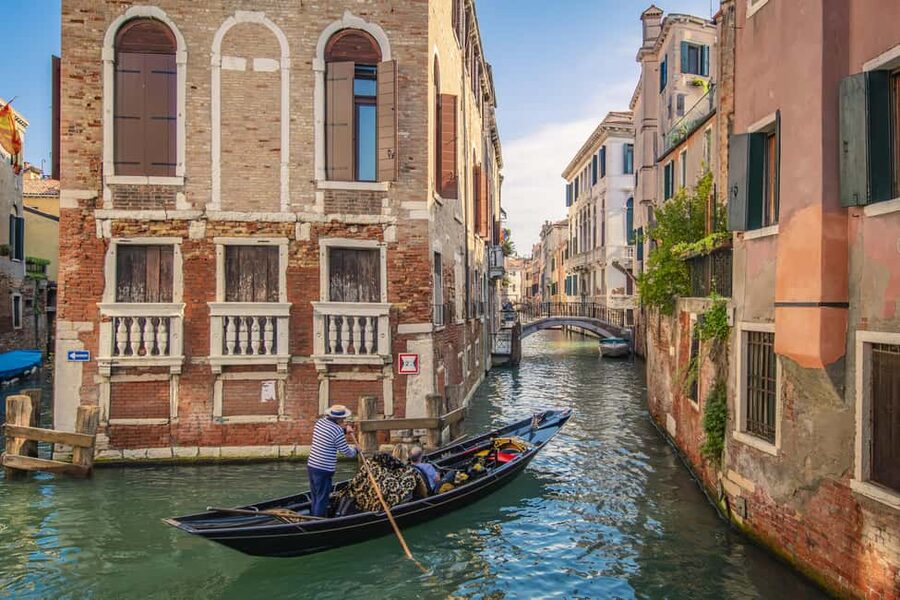 Venetian Private Sandolo tour - The canals and buildings you will see