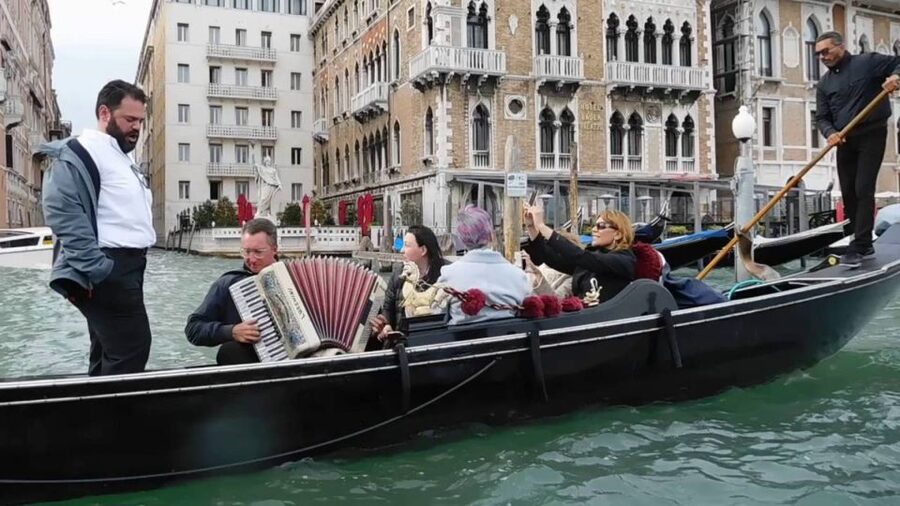 Venice: 30-Minute Gondola Ride on Grand Canal with Serenade - Key points before you book