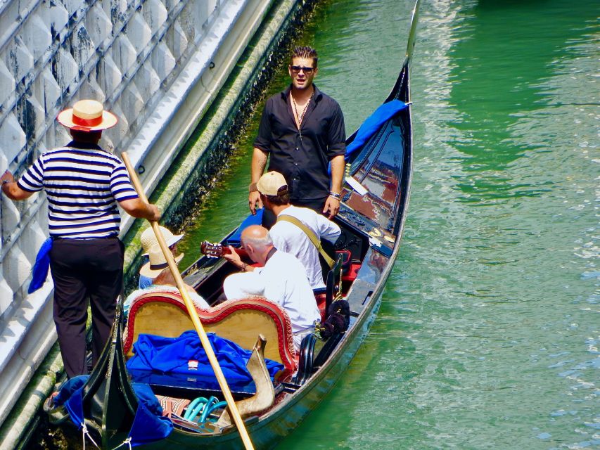 Venice: 30-Minute Gondola Ride on Grand Canal with Serenade - When to go and what to wear