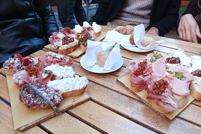 Venice Bacaro Food Tour: Eat and Drink like a Venetian - Calle de la Malvasia and traditional osteria life