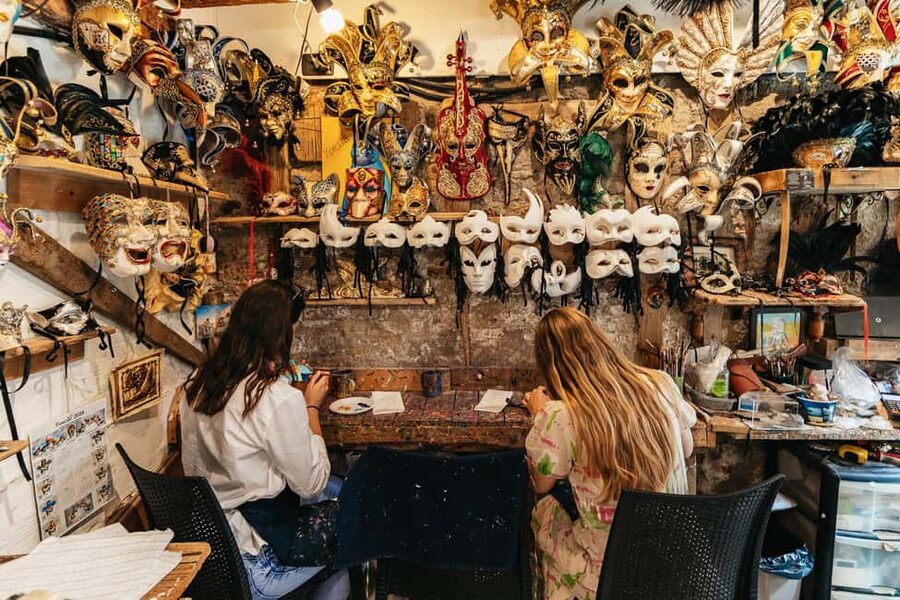 Venice: Carnival Mask Workshop - The first colors and basic painting