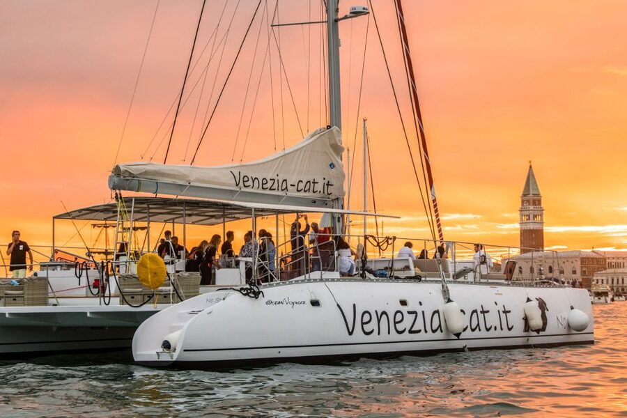 Venice: Catamaran Sunset Jazz Cruise with Aperitivo - Settling into the catamaran