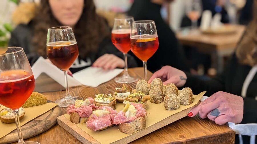 Venice: Cicchetti, Spritz, and Wine Tour in Ghetto Ebraico - Why this short Venice food walk works