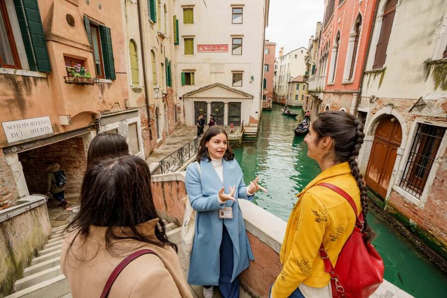 Venice: Cicchetti, Spritz, and Wine Tour in Ghetto Ebraico - First local bar: tasting the cicchetti tradition