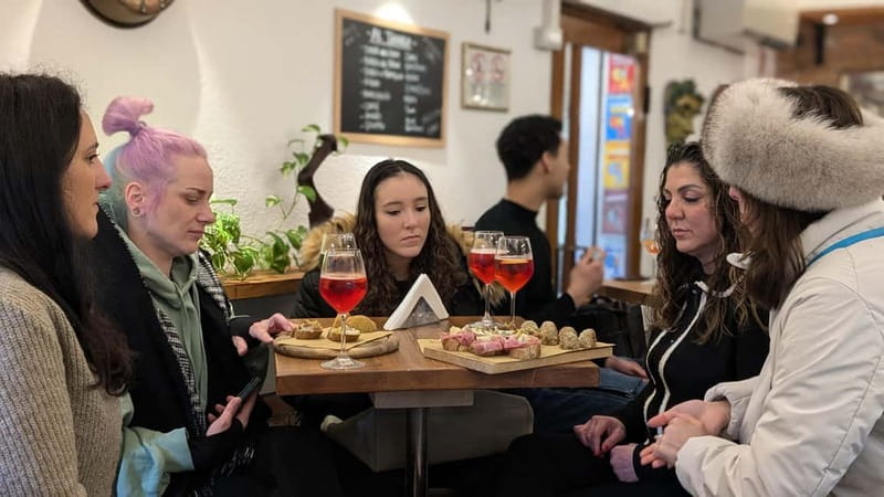 Venice: Cicchetti, Spritz, and Wine Tour in Ghetto Ebraico - Walking through the Jewish Ghetto
