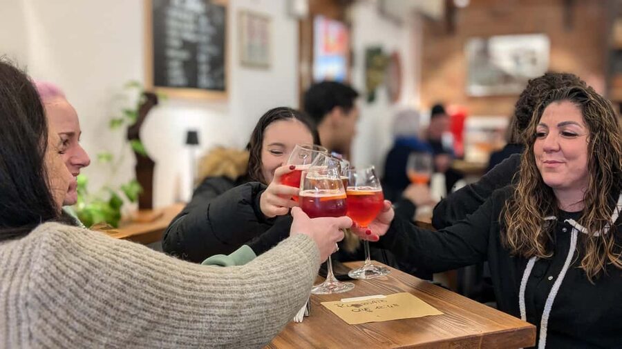 Venice: Cicchetti, Spritz, and Wine Tour in Ghetto Ebraico - The guides make the largest difference
