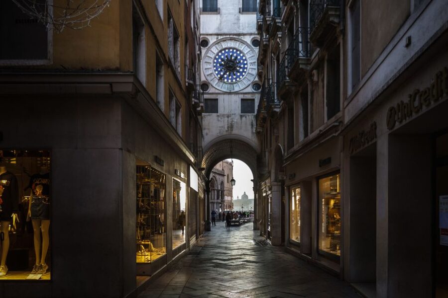 Venice: City Center Historical Guided Walking Tour - What the gondola option adds