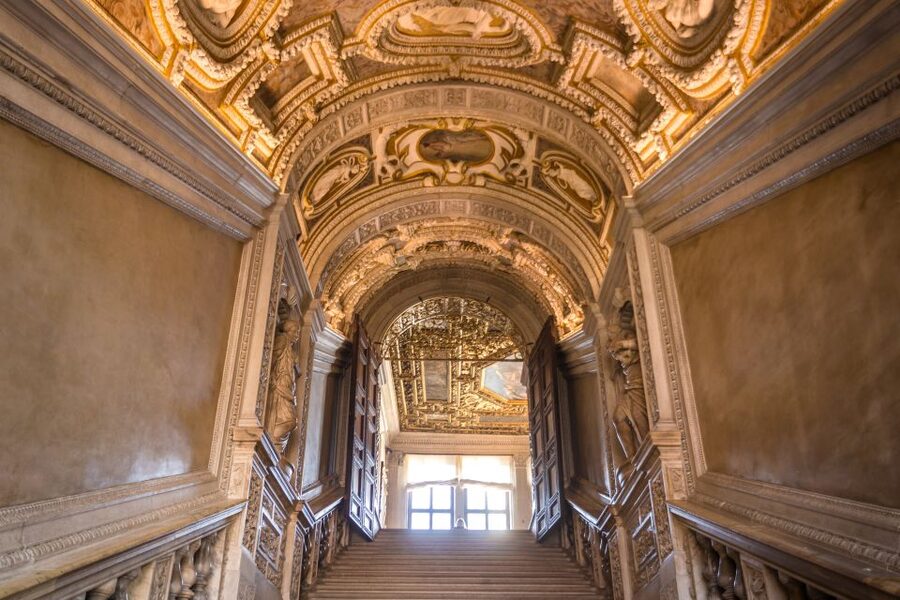 Venice: Doge's Palace, Bridge of Sighs & Prisons Guided Tour - Entering the palace through the grand public rooms