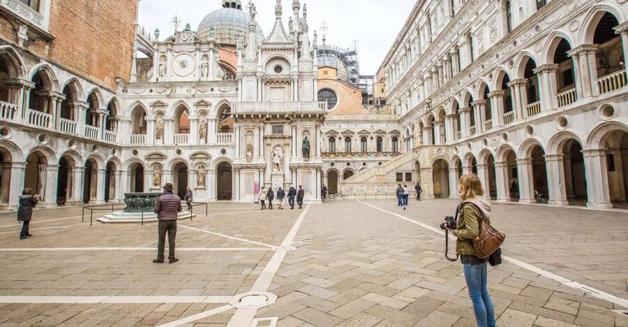 Venice: Doge's Palace Skip-the-Line Tour with Prisons - Meeting the guide and entering the palace