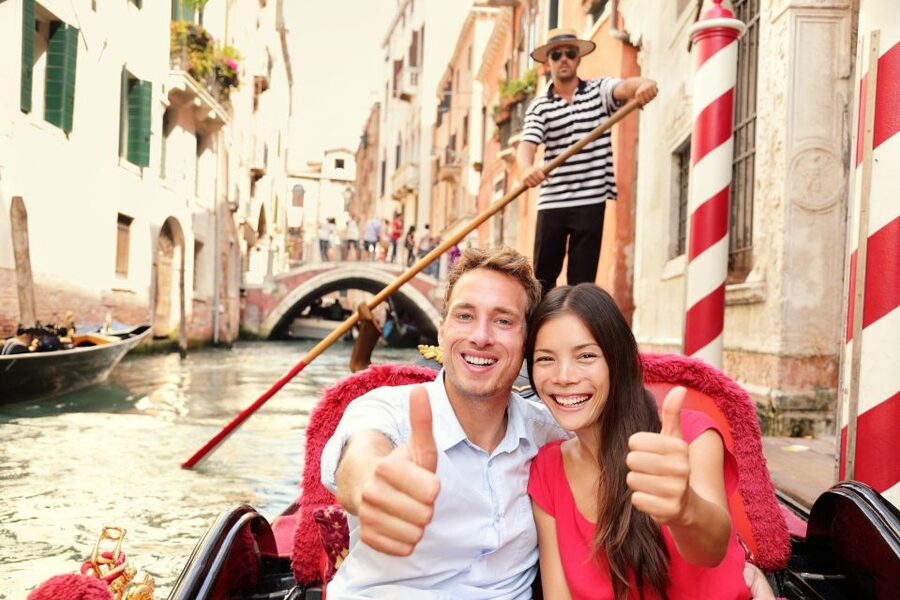 Venice: Grand Canal by Gondola with Live Commentary - The Gondola Gallery and the 3D finale