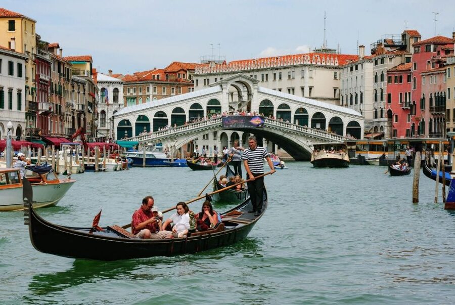 Venice: Private Gondola Cruise for up to 5 Passengers - Key points to know before you book