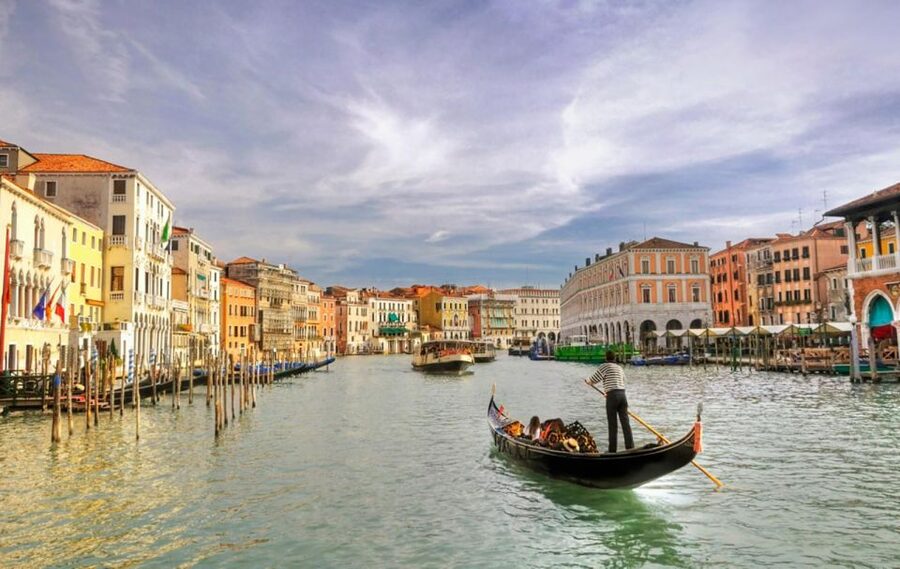 Venice: Private Gondola Cruise for up to 5 Passengers - Why a gondola still feels special in Venice