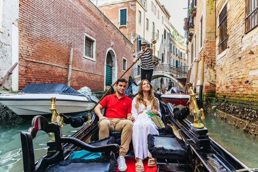 Venice: Private Gondola Ride along Grand Canal - Commentary, audio, and the guide question