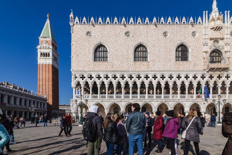 Venice: Rialto Bridge & Offbeat Unusual Venice Walking Tour - The best photo opportunities are often beside the route