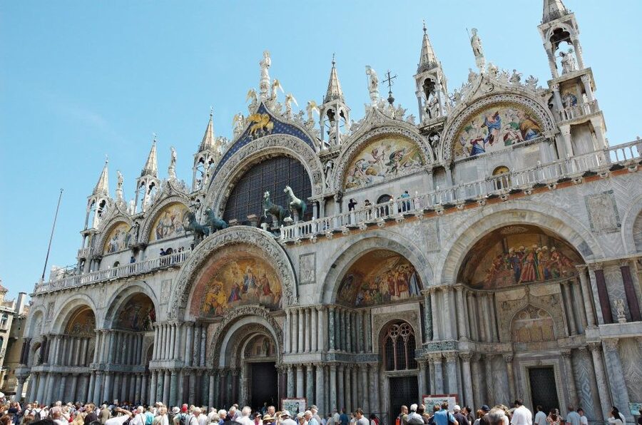 Venice: St. Mark's Basilica Skip-the-Line Entry & Audioguide - Reading the exterior before you go inside
