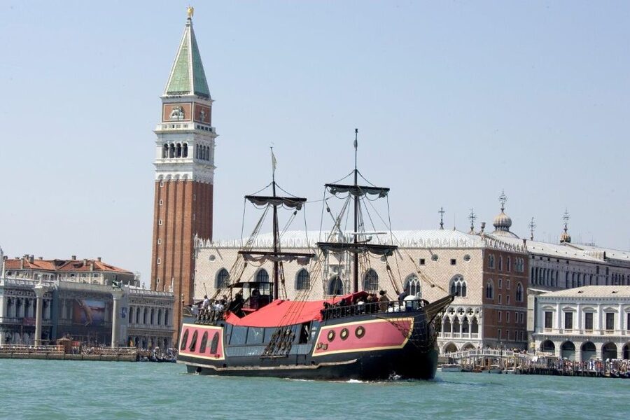 Venice: Venetian Lagoon Tour and Galleon Dinner - The first course, candlelight, and the slow departure