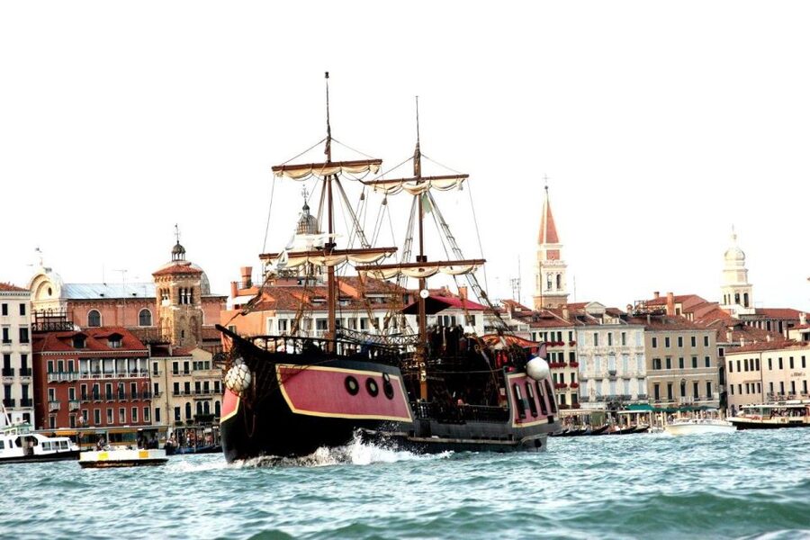Venice: Venetian Lagoon Tour and Galleon Dinner - Sant’Erasmo and the quieter northern lagoon
