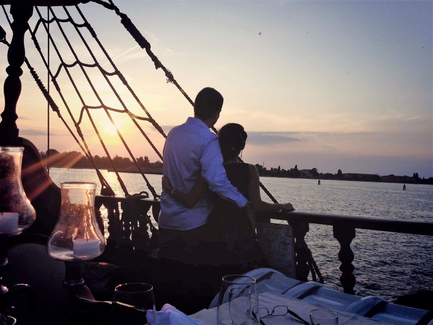 Venice: Venetian Lagoon Tour and Galleon Dinner - Vignole, Mazzorbo, and Murano after dark