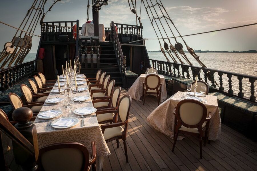 Venice: Venetian Lagoon Tour and Galleon Dinner - Circumnavigating colorful Burano