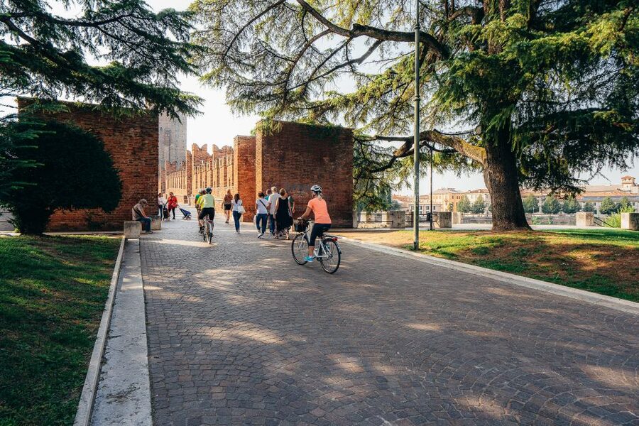 Verona: Classic and Hidden Gems Bike Tour - Romeo, Juliet, and the Capuleti courtyard