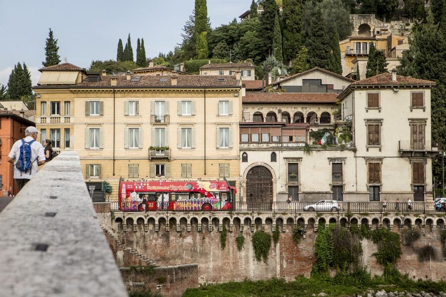 Verona: Hop-on Hop-off Tour 24 or 48-Hour Ticket - Blue Route: the smaller bus and Castel San Pietro